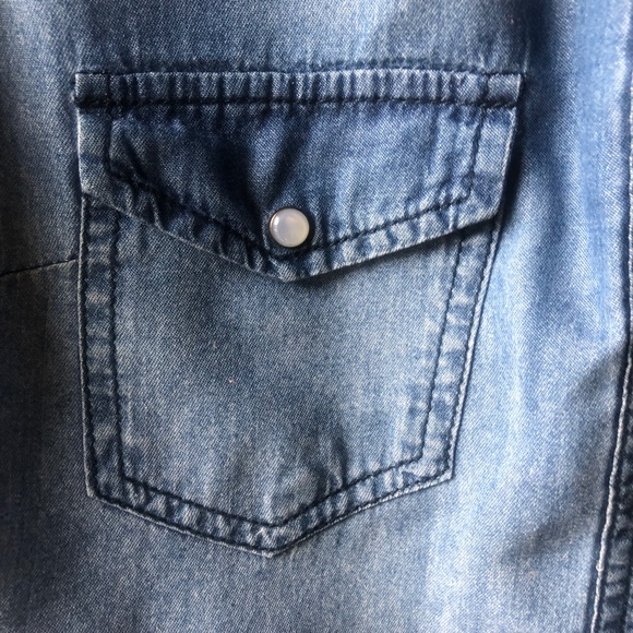 Denim Women's Sleeveless V Neck Button Down Blouse. Size M - Picture 4 of 12